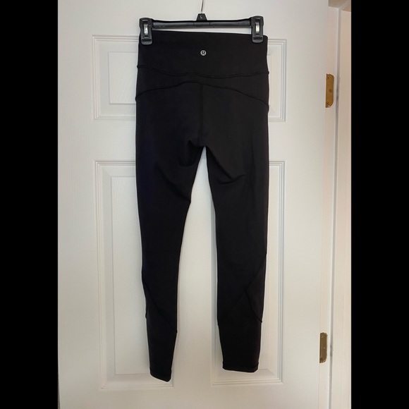 Lululemon size 6 In Movement tight 7/8 length - Picture 3 of 4